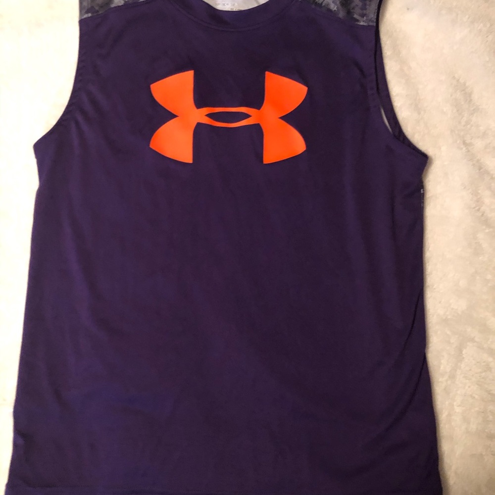 Under Armour Sports Top.  Youth Large